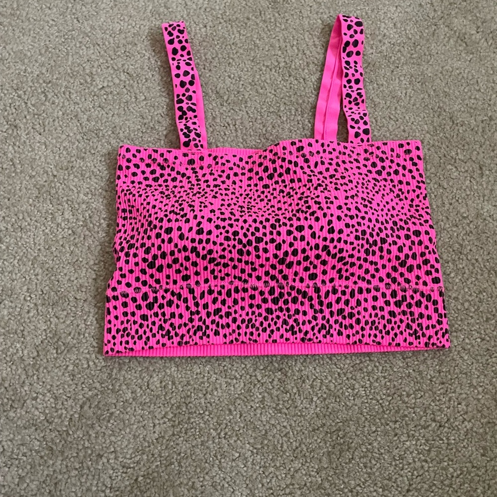Cute and simple pink crop top with black dots! Size S.